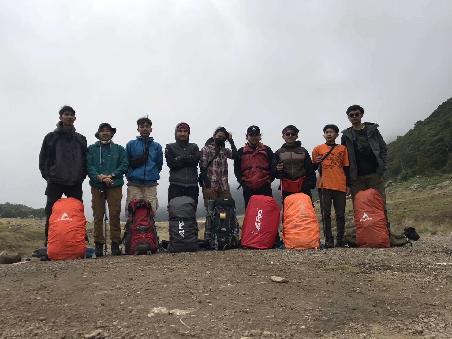 Mendaki Gunung Malam Hari | Trek Malam Gunung Gede Via Putri